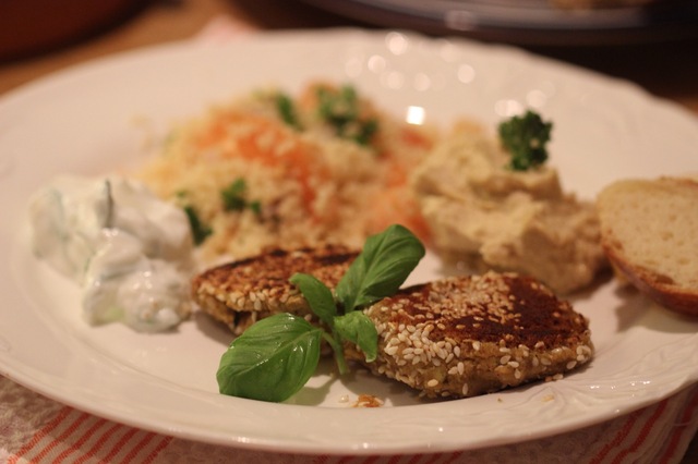 Falafel med hummus, taboulé og yoghurtsaus