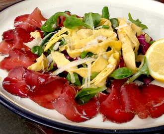 Bresaola-salat med tagliatelle-omelett