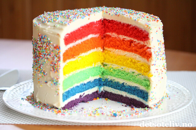 Regnbuekake (Rainbow Cake)