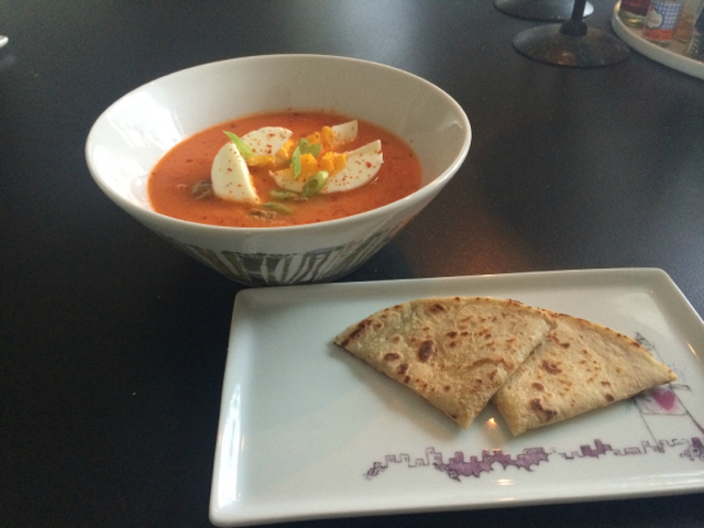 Tomatsuppe med egg, tacoboller og gratinerte speltlomper
