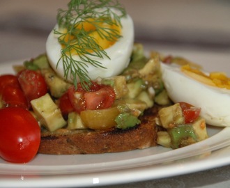 Crostini med avocado, tomat og smilende egg