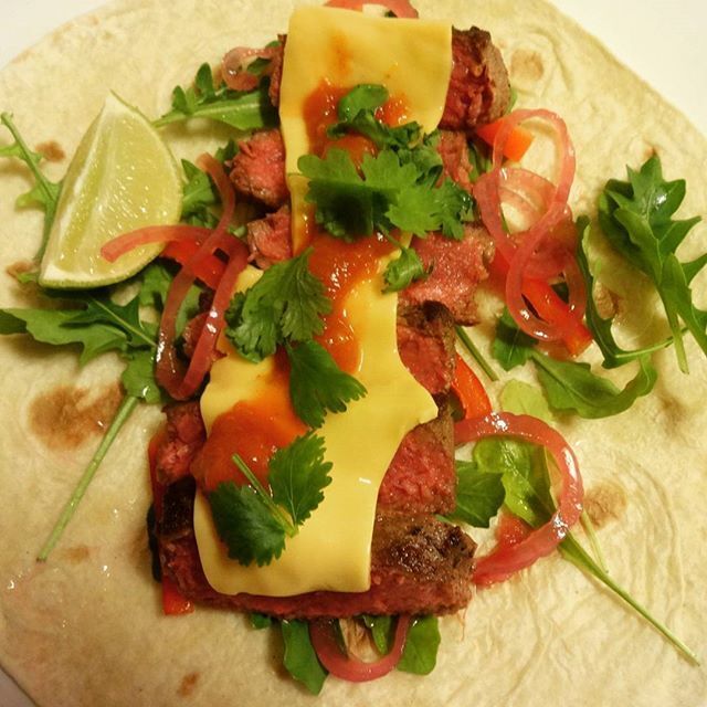 Burrito med biff & cheddar ♫♪ Servert med hjemmelaget tomatsalsa & syltet rødløk !