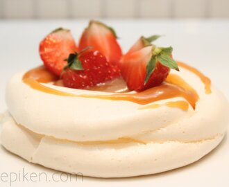 Pavlova reder – med karamellsaus og bær