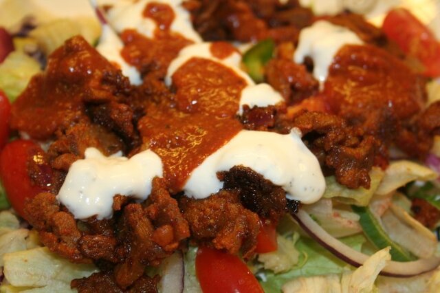 Kebab med chili- og yoghurtsaus