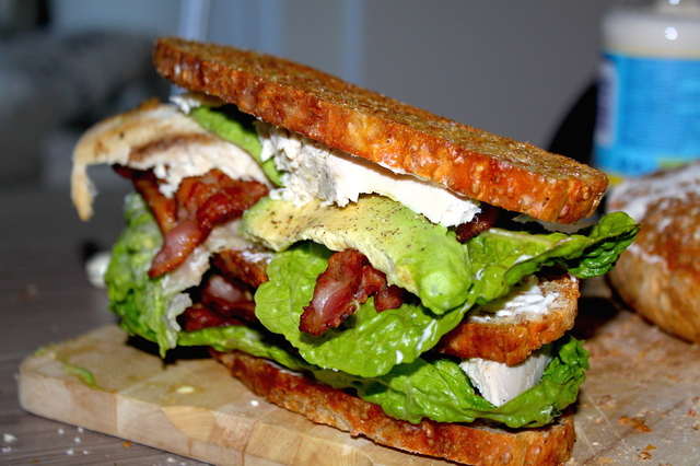Club Sandwich – Kalkun, bacon, salat og avokado sandwich