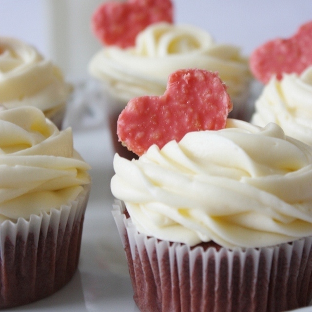Red velvet cupcake med sprakende hjerter