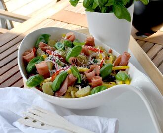 Sommersalat med nypotet, spekeskinke og parmesan