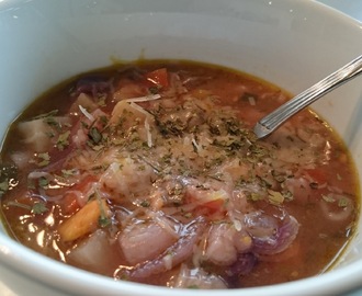 GRØNNSAKSUPPE MED MAKARONI OG CHILIPOWDER