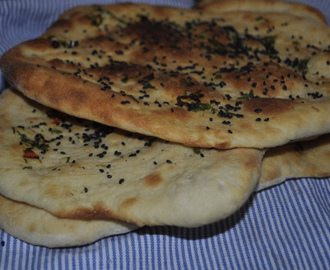 Naan brød med koriander og chili