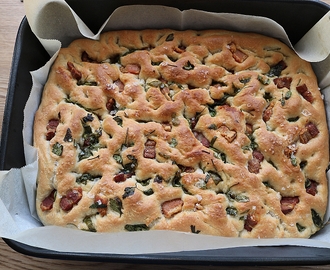 Focaccia med bacon og basilikum