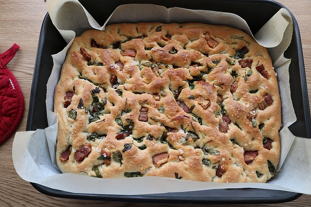 Focaccia med bacon og basilikum