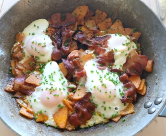 Frokostpanne med bacon og søtpoteter