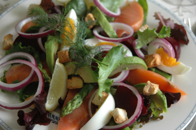 Salat med røkelaks, rødbeter og rødløk