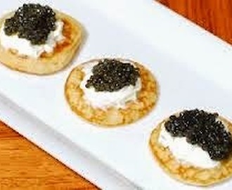 BLINIS MED RØKELAKS SOM FINNGERMAT