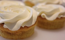 Cupcake med salt-karamell og yoghurt frosting