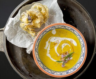 Gulrotsuppe med ingefær, appelsin og løkringer