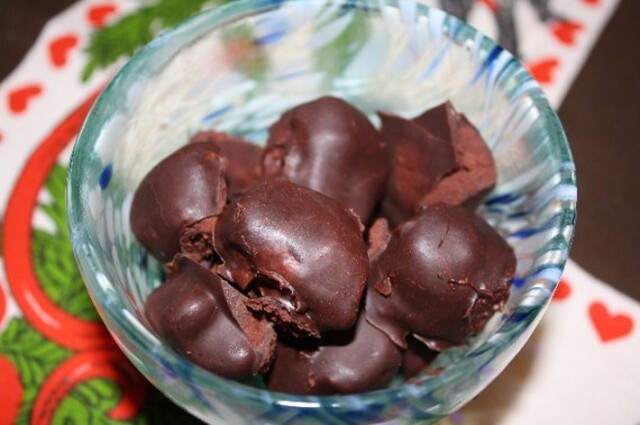 Luke nr. 15: Bringebærtrøfler med hjemmelaget sjokolade – lavkarbo