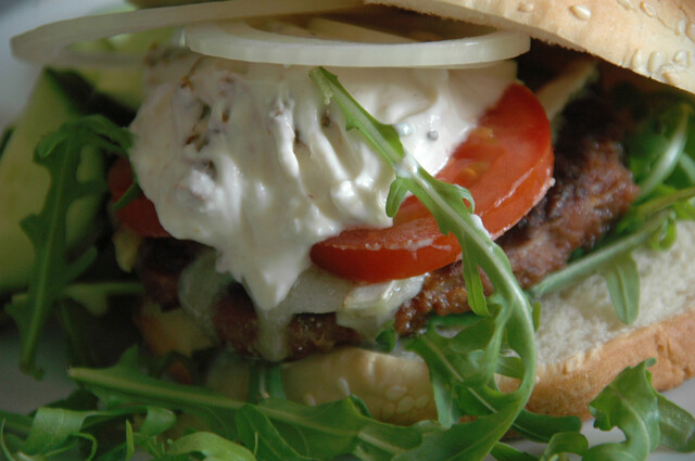 Hamburger med feta og tomatkrem