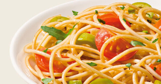 Spaghetti med cherrytomater, ruccola og grønne oliven