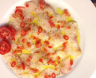 Crudo av uer med tomat og chili