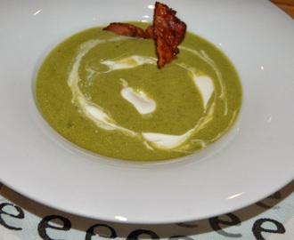 Grønn ertesuppe med pesto og bacon