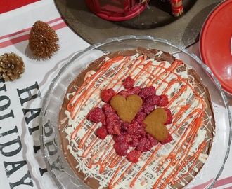 JULENS OSTEKAKE MED PEPPERKAKEBUNN OG SJOKOLADELOKK