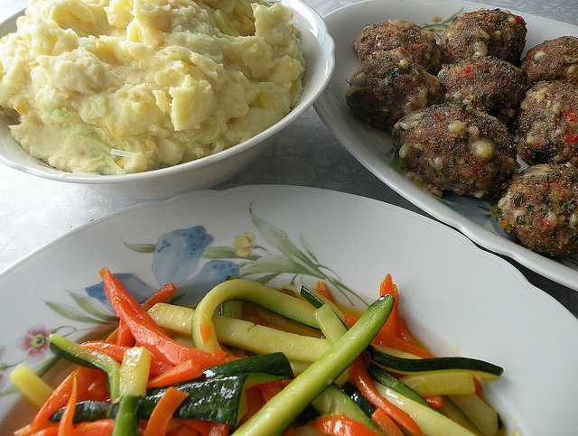 Panerte kjøttkaker, potetmos og smørstekte grønsaker