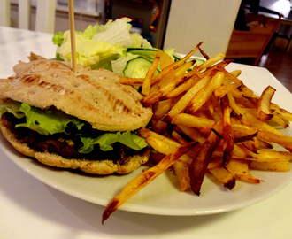 Hjemmelaget hamburger og pommes -frites til helgemiddagen