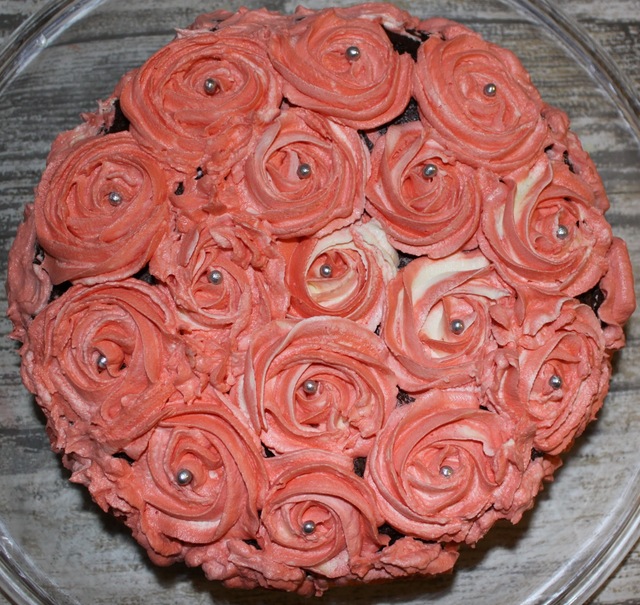 Sjokoladekake med roser av kremostfrosting