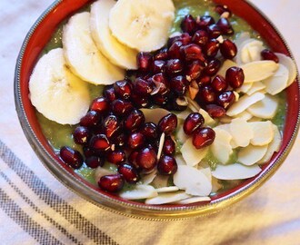 Smoothie bowl med granateplefrø, mandler og banan