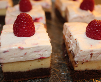 Brownie-ostekake med bringebærkrem