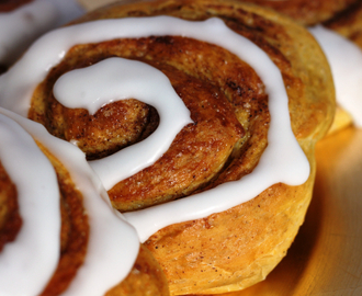 Kanelboller med havre og gulrot.