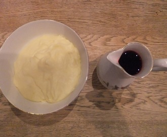 Semulepudding med rød saus