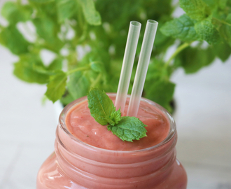 Avokado & Strawberry Smoothie with Mint