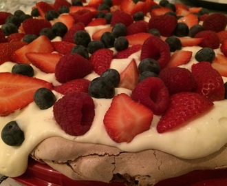 Sjokoladepavlova med bær