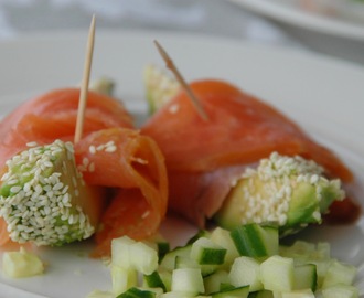 Avocadobåter med laks og sesamdryss