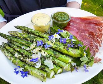 Asparges med ramsløkpesto og spekeskinke