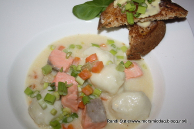 Fiskesuppe med hjemmelagde suppe fiskeboller og ørret