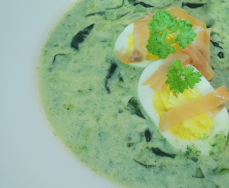 Spinatsuppe med røkelaks og kokte egg