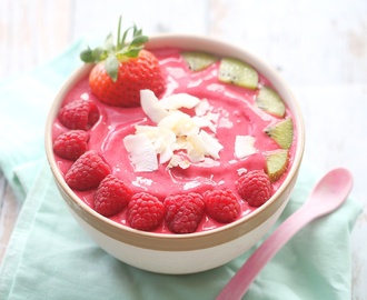 Pink smoothie bowl