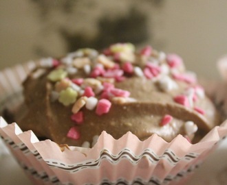 Glutenfri cupcakes med kakao og rørte rips