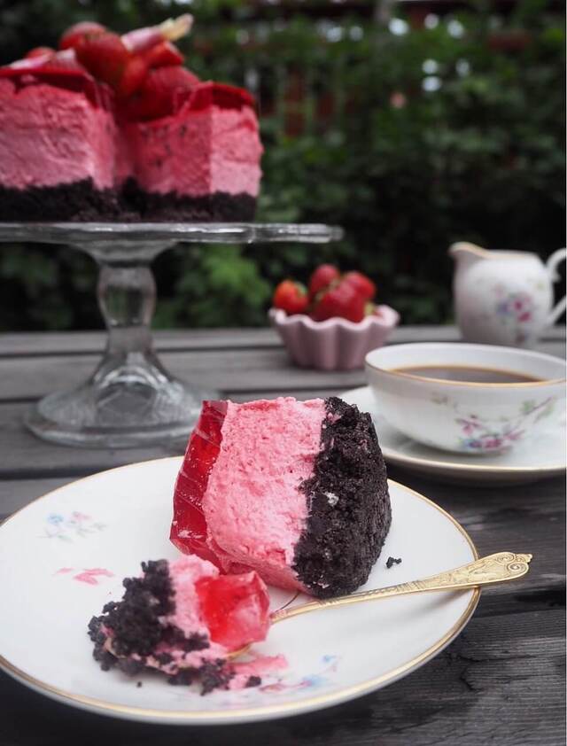No-bake Oreo and Raspberry mousse cake
