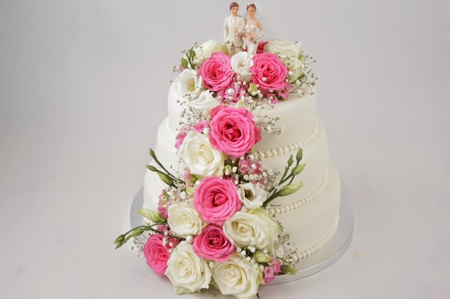 Wedding Cake with real flowers