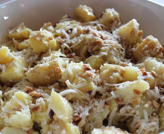 Potetsalat med pinjekjerner og parmesan.