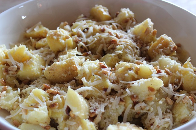 Potetsalat med pinjekjerner og parmesan.