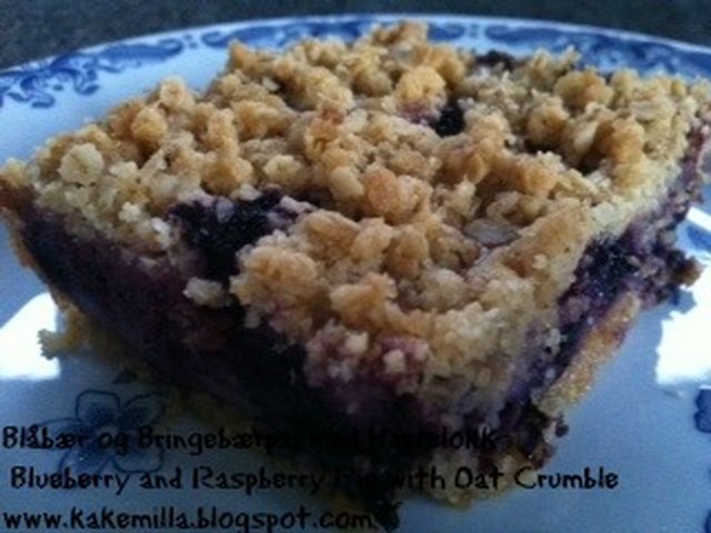 Smuldrepaikake med Blåbær, Bringebær og Havregryn / Crumble Pie-Cake with Blueberries, Raspberries and Oatmeal
