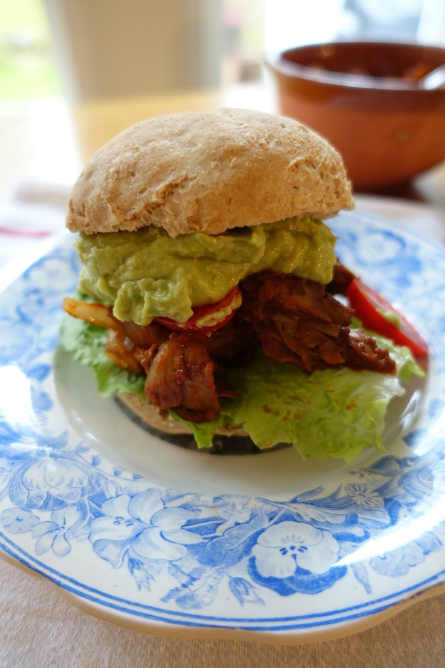 Vegetarburger med Pulled oumph, avocado og jalapeño