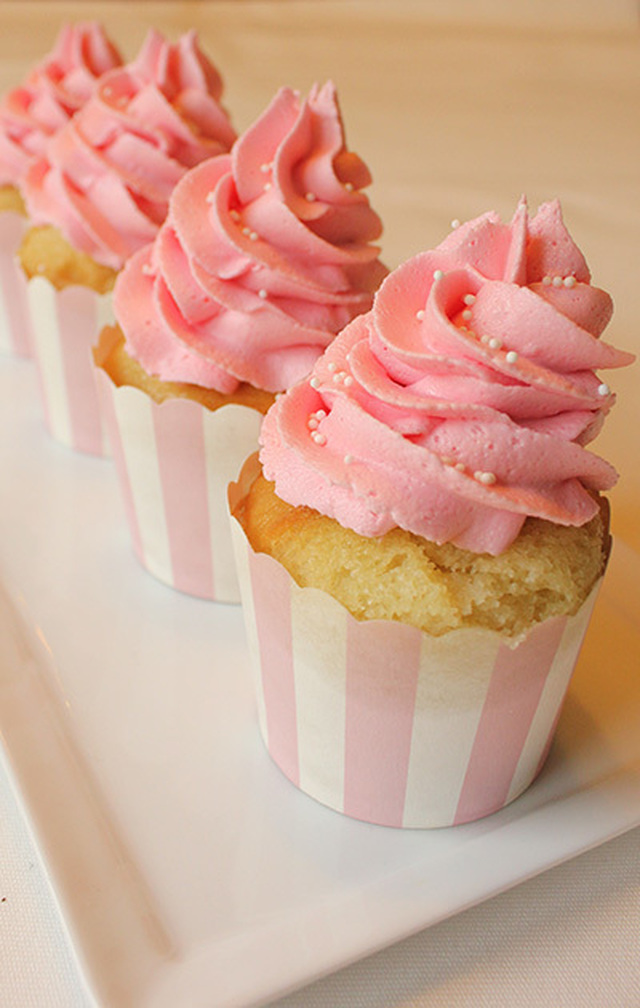 Easy Peasy Vanilla Cupcakes