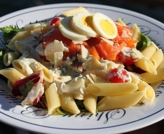 Pasta med røket laks, parmesansaus, egg, rucculasalat og dulcitatomat.