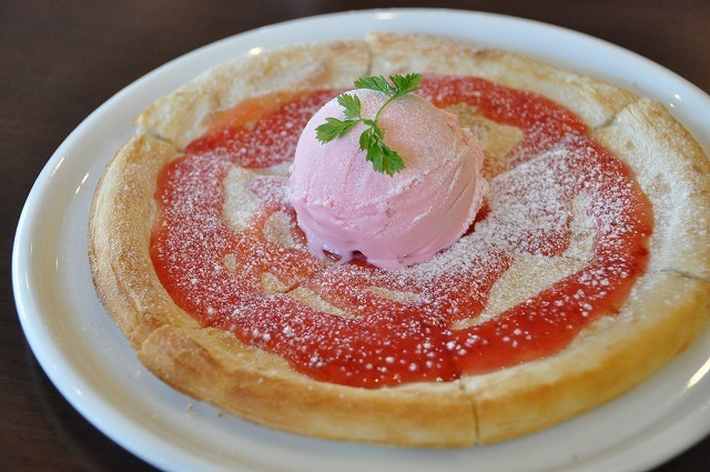 Guiltfree dessert pizza med hjemmelaget jordbærsaus og protein is